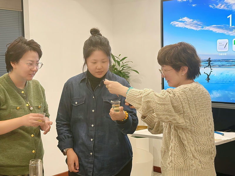 学员们沉浸在这奇妙的芳香世界中，她们用这些特别的芳香小精灵，结合三天所学，用心调配着两瓶专属自己的精华油。每一滴精油的融合，都是知识与灵感的碰撞；每一次的轻轻搅拌，都是对美好生活的期许。